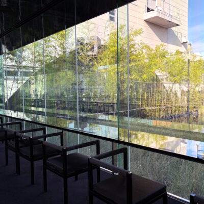 カンカン工場の草原のカフェ